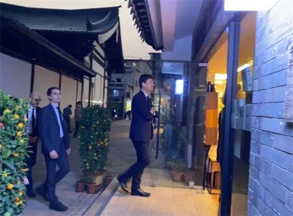 漓江出版社丨马克龙总统随行人员购买的《茫茫黑夜漫游》，是一本怎样的书？