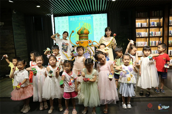 小朋友们夏日冒险归来，独秀书房成了欢乐海洋！