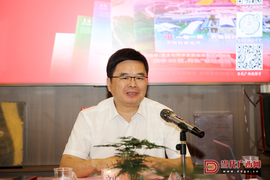 当代广西杂志社社长、总编辑刘波同志在“我与《当代广西》读者分享会”上讲话-1。记者卢松见摄_副本