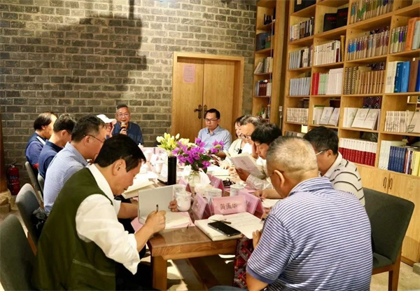 长篇小说《花甲之年》作品研讨会在那书苑·古岳书廊召开