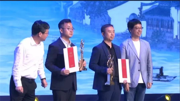 第五届“茅盾新人奖”颁奖！广西作家我本纯洁登台领奖