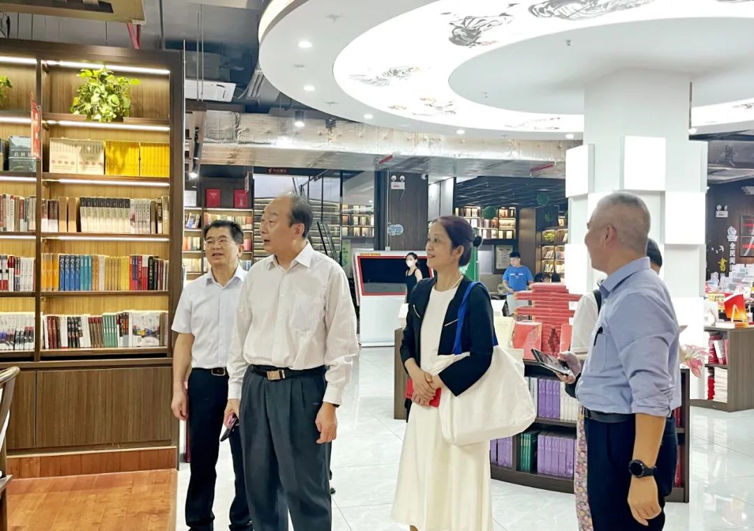 中国书刊发行业协会理事长艾立民一行到北海市县新华书店调研