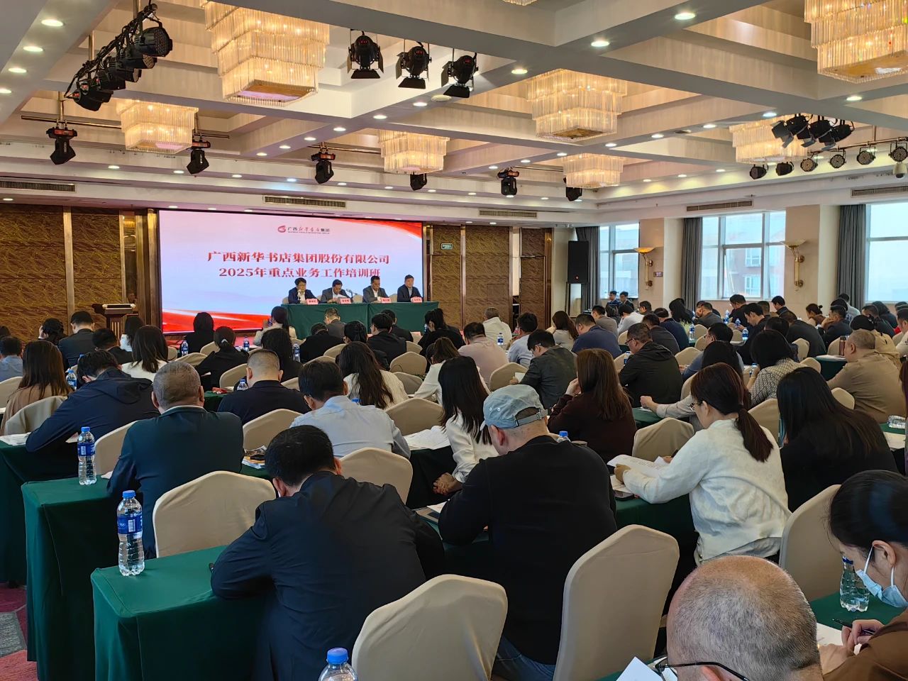 加快推进项目落地丨广西全区市县新华书店参观首家“桂阅智享书屋”