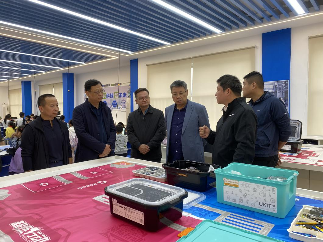 张艺兵赴柳调研新华人工智能科创教室