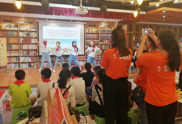 图8、开展活动成为田阳书城的常态化。图为2018年六一儿童节，团县委和书店邀请农村优秀少先队员到店举行联欢活动。.jpg