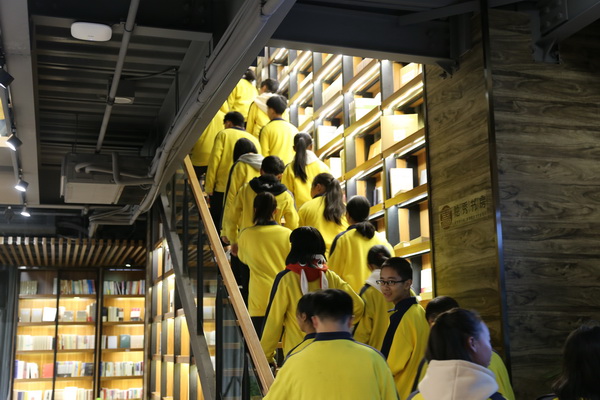 2018年11月14日广西师大出版社“独秀班”同学参观独秀书房 ·旗舰店.JPG