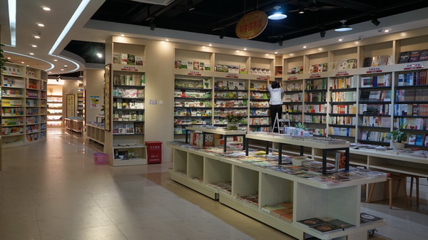 灵山购书中心图书展示区 (2).JPG