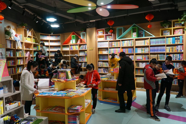 武宣县新华书店一楼少儿图书区1.JPG