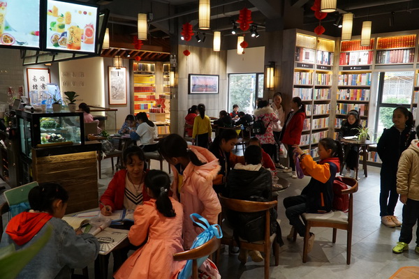 武宣县新华书店书二楼香咖啡阅读区.JPG