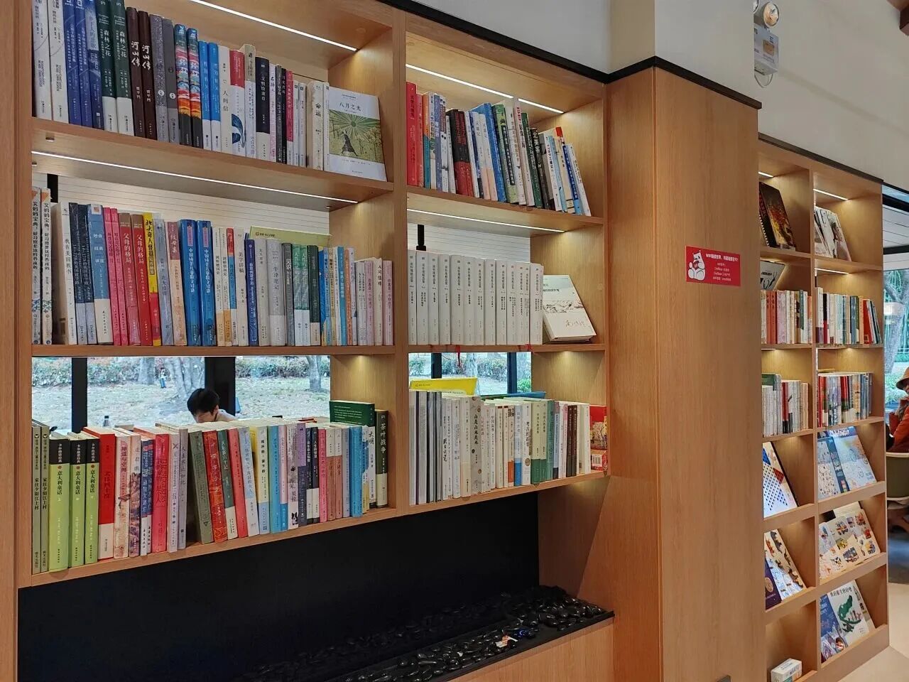 大隐书局上海新虹桥中心公园店  图源：上海长宁公众号5.jpg