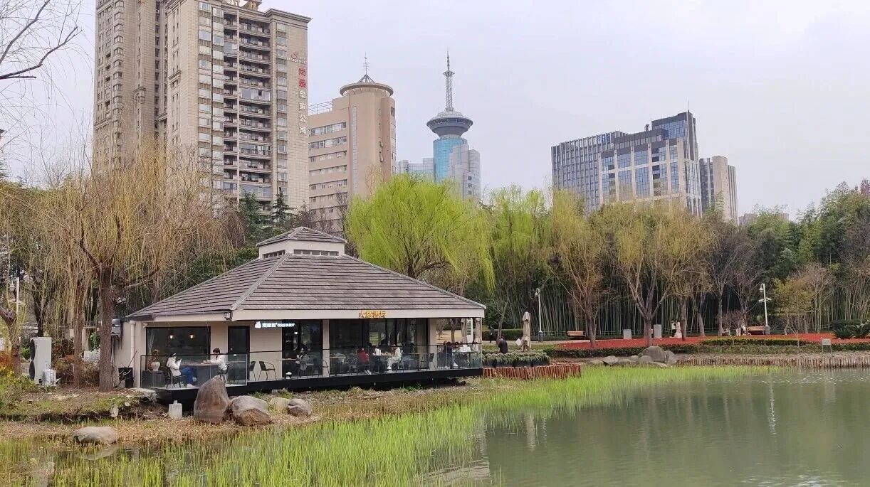 大隐书局上海新虹桥中心公园店  图源：上海长宁公众号1.jpg