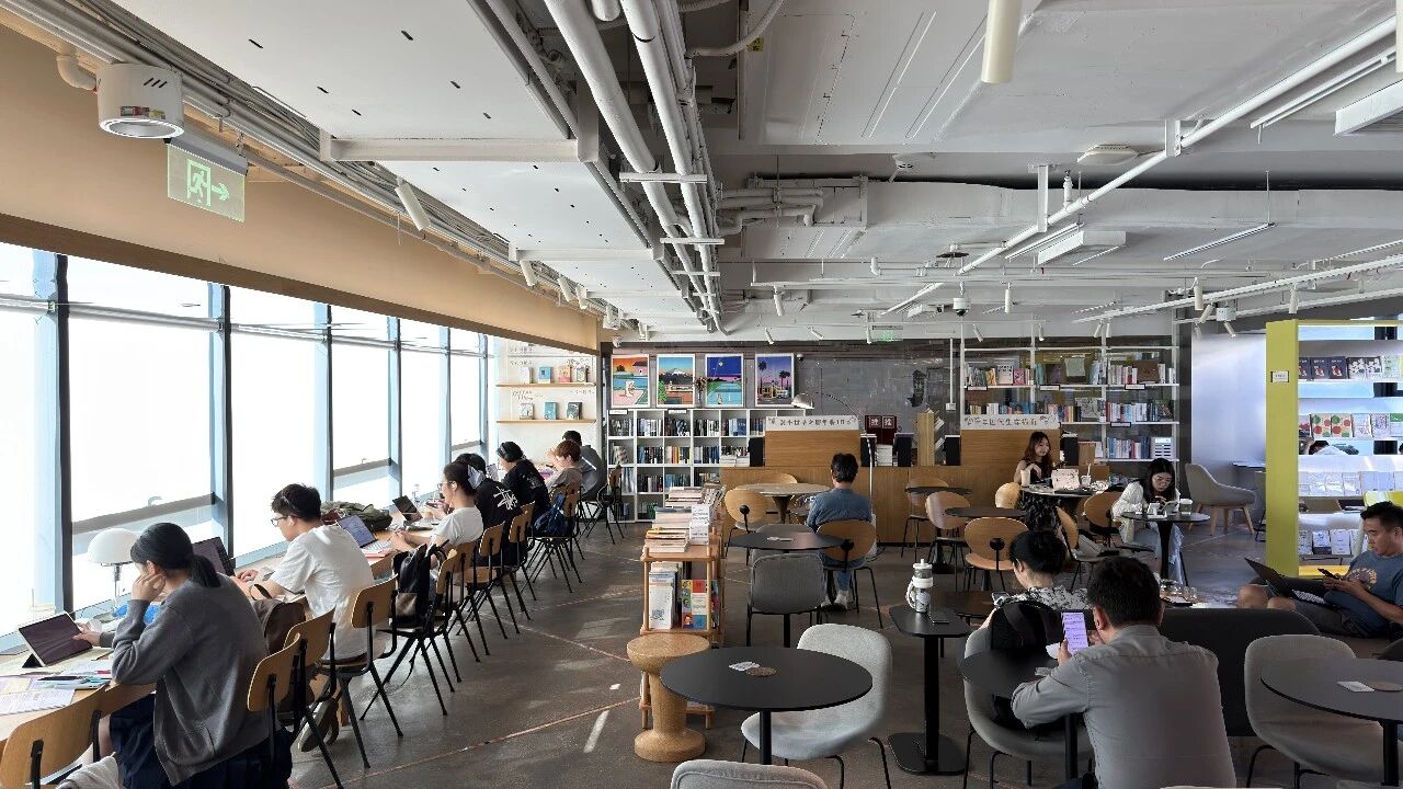 深圳中心书城  摄于2025年10月1.jpg