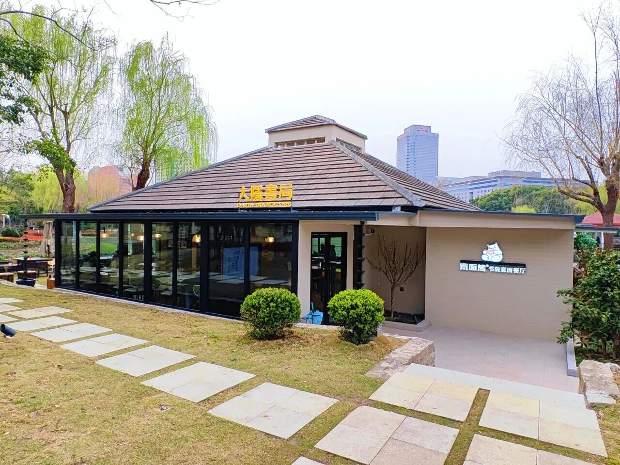 大隐书局上海新虹桥中心公园店  图源：上海长宁公众号2.jpg