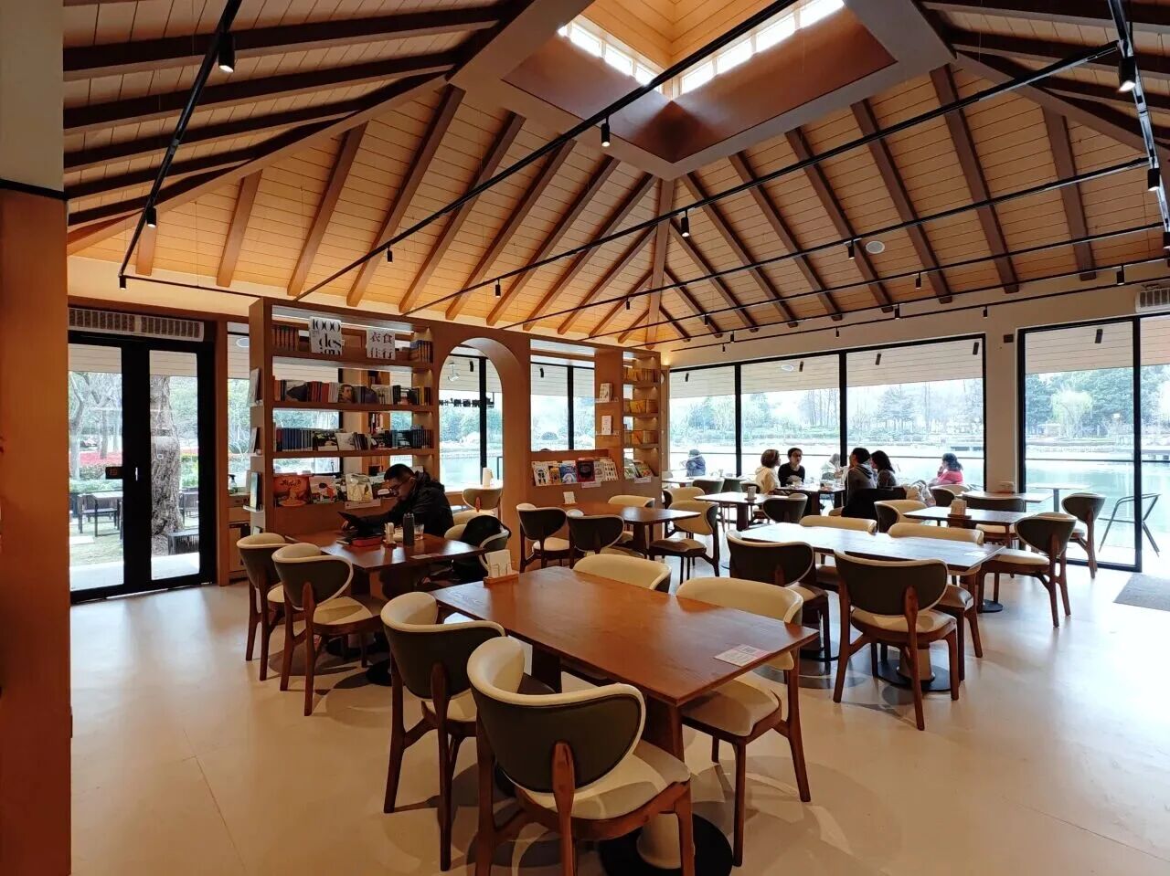 大隐书局上海新虹桥中心公园店  图源：上海长宁公众号3.jpg